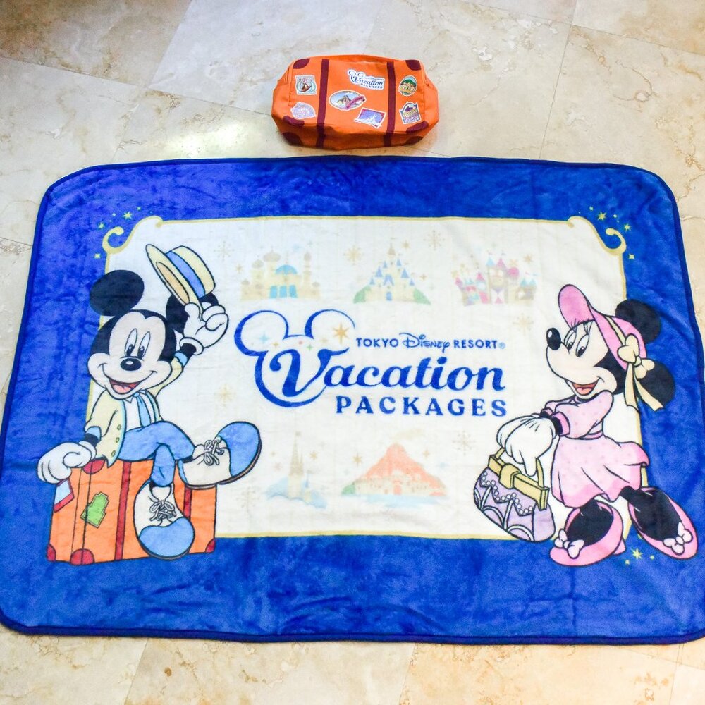 *TOKYO Disney Resort Vacation Package* Mickey/Minnie Fleece Throw Blanket - NEW!
